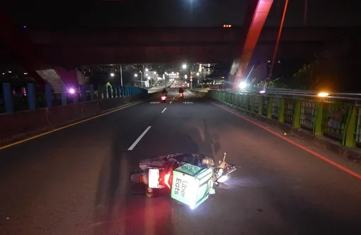 你累了嗎？台中外送員身體不適　自撞路緣連人帶車慘摔