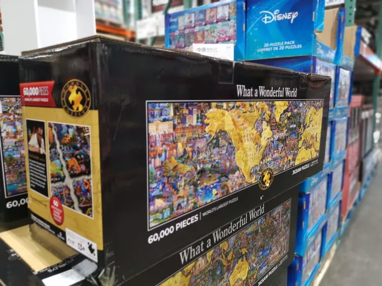 6萬片的拼圖在賣場相當有份量。