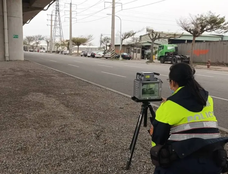 警方機動執行測速取締。清水分局提供