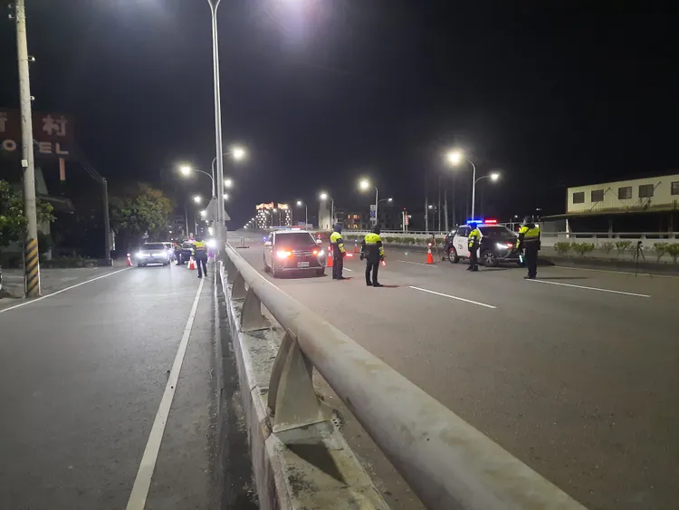 警方將在主要聯外道路，執行封閉式路檢，杜絕改裝競速歪風。清水分局提供