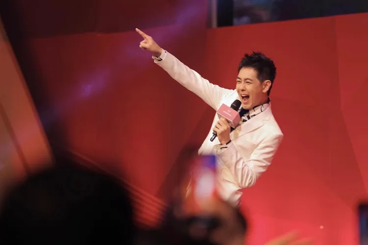 林志穎被鼓吹清唱《17歲的雨季》。翻攝林志穎臉書