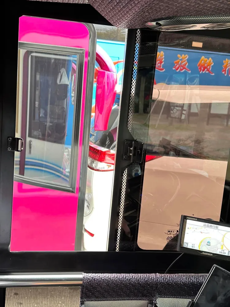 遊覽車緊貼違停大車停車格的小客車，造成小車動彈不得。取自爆廢公社二館