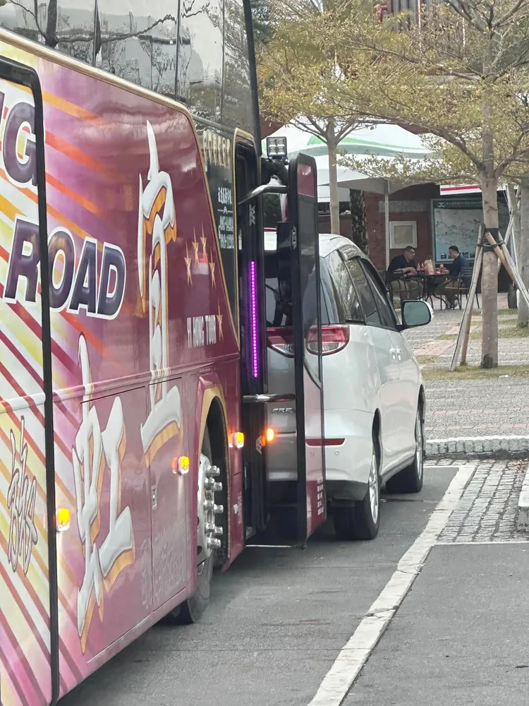 遊覽車緊貼違停大車停車格的小客車，造成小車動彈不得。取自爆廢公社二館