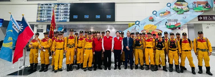 台灣國際搜救隊40名先遣隊員昨搭機赴土耳其，外交部長吳釗燮、內政部長林右昌、土耳其駐台貿易辦事處人員與搜救隊合影。外交部提供
