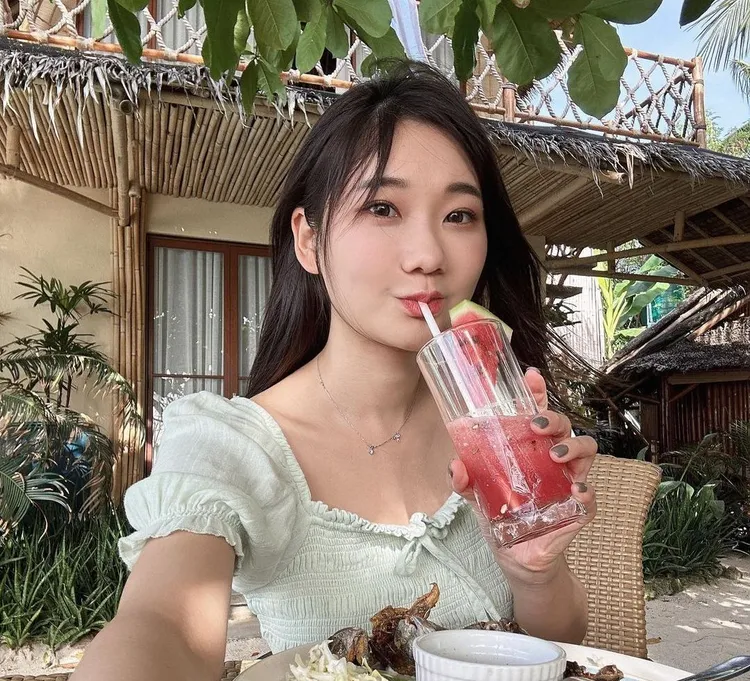 愛莉莎莎開課程變身人體印鈔機。翻攝自愛莉莎莎IG