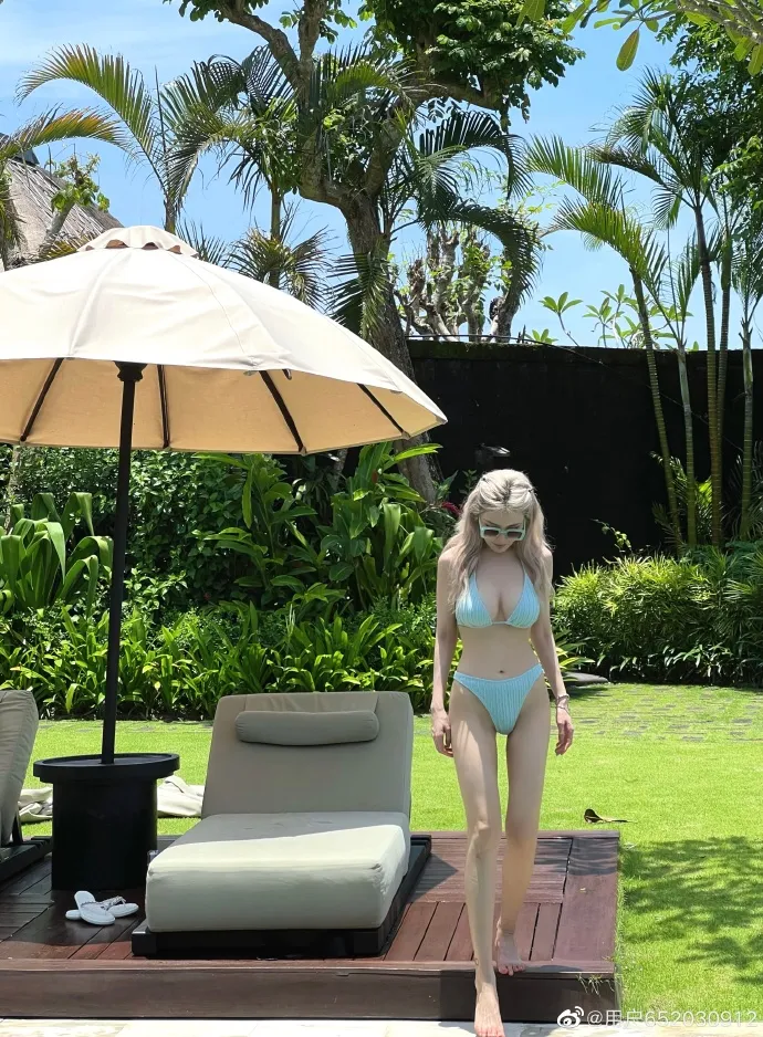 周揚青纖瘦身材卻有巨乳，被形容像細枝掛碩果。翻攝周揚青微博