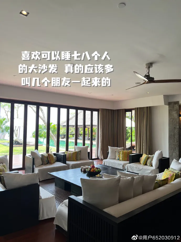 周揚青的飯店房間有超大客廳。