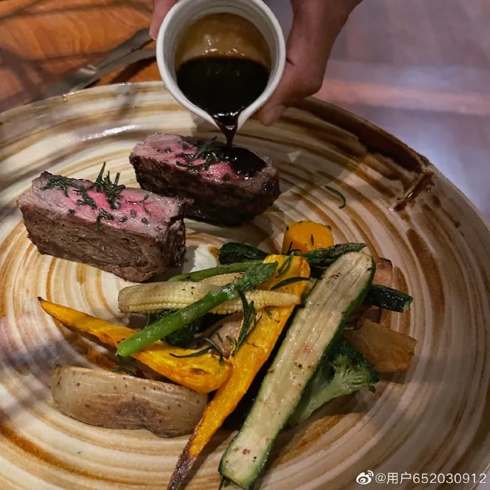 周揚青享受美味牛排。