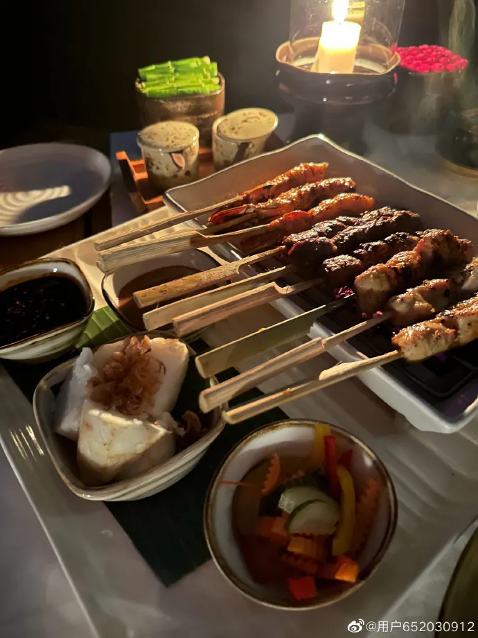 周揚青在峇里島也是天天吃美食沒在克制。