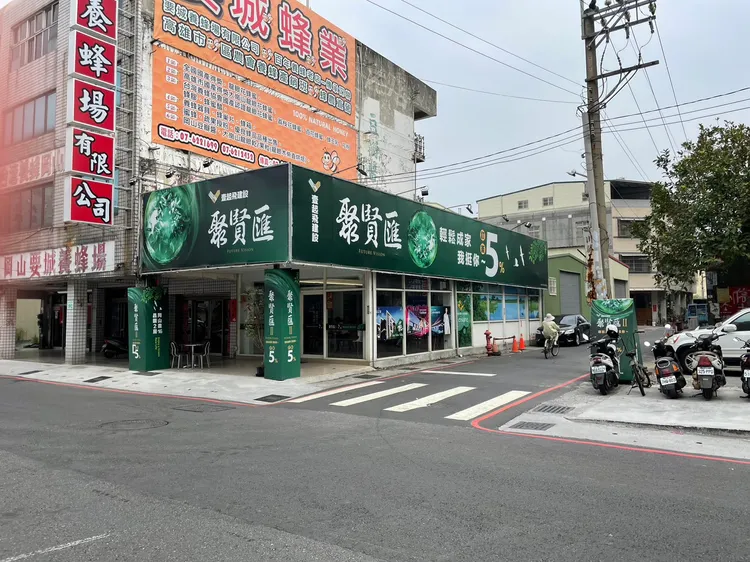 壹起飛建設「聚賢匯」打出防水保固10年，吸引不少購屋族青睞。葉家銘攝