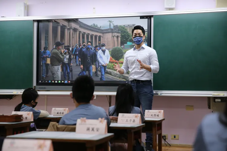 蔣萬安笑說，心情上鬆了一口氣，覺得「耶！終於開學」。台北市攝影記者聯誼會提供