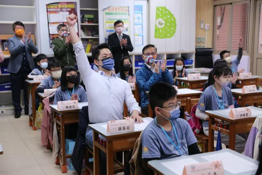三寶爸蔣萬安今迎接小學生開學！　資深藍議員緊盯「這件事」是否縮水