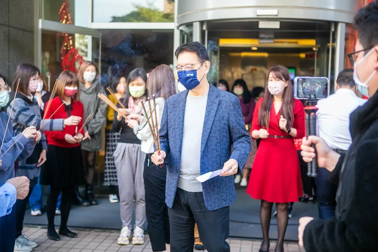 中廣今日舉行新春團拜，由董事長趙少康領頭拜拜。趙少康辦公室提供