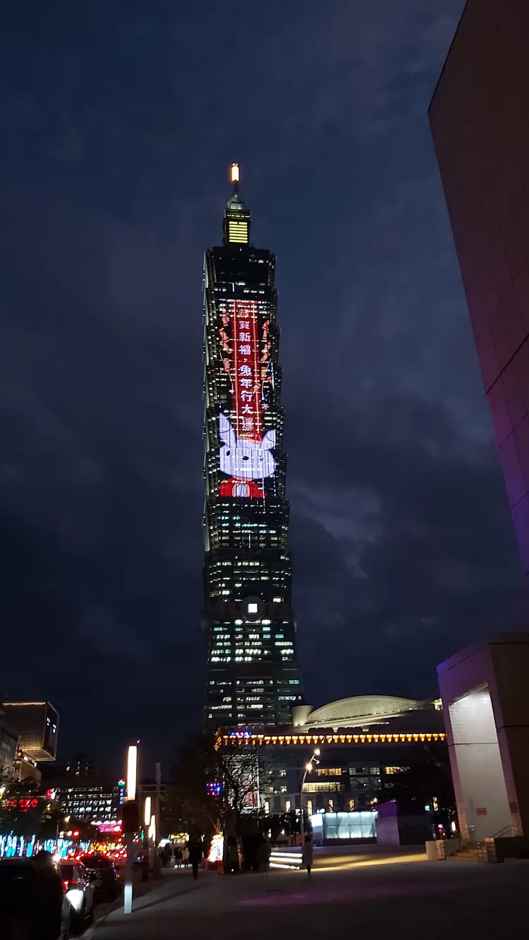 兔子攀爬上台北101恭賀新春，是今年燈會絕對不能錯過的花燈之一。莊宗達攝