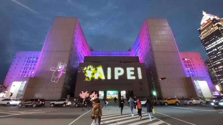 台北市政府外牆投影展現視覺效果。莊宗達攝