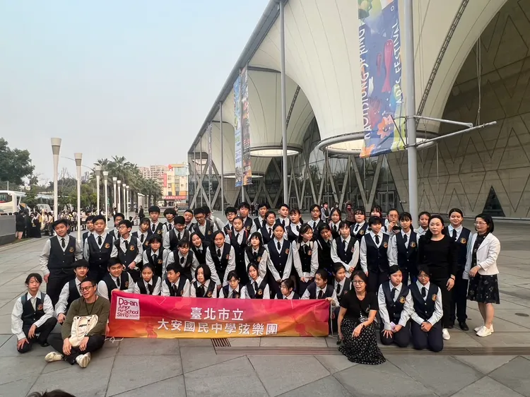 大安國中校長蘇慧君率領弦樂團成員們南下交流。讀者提供