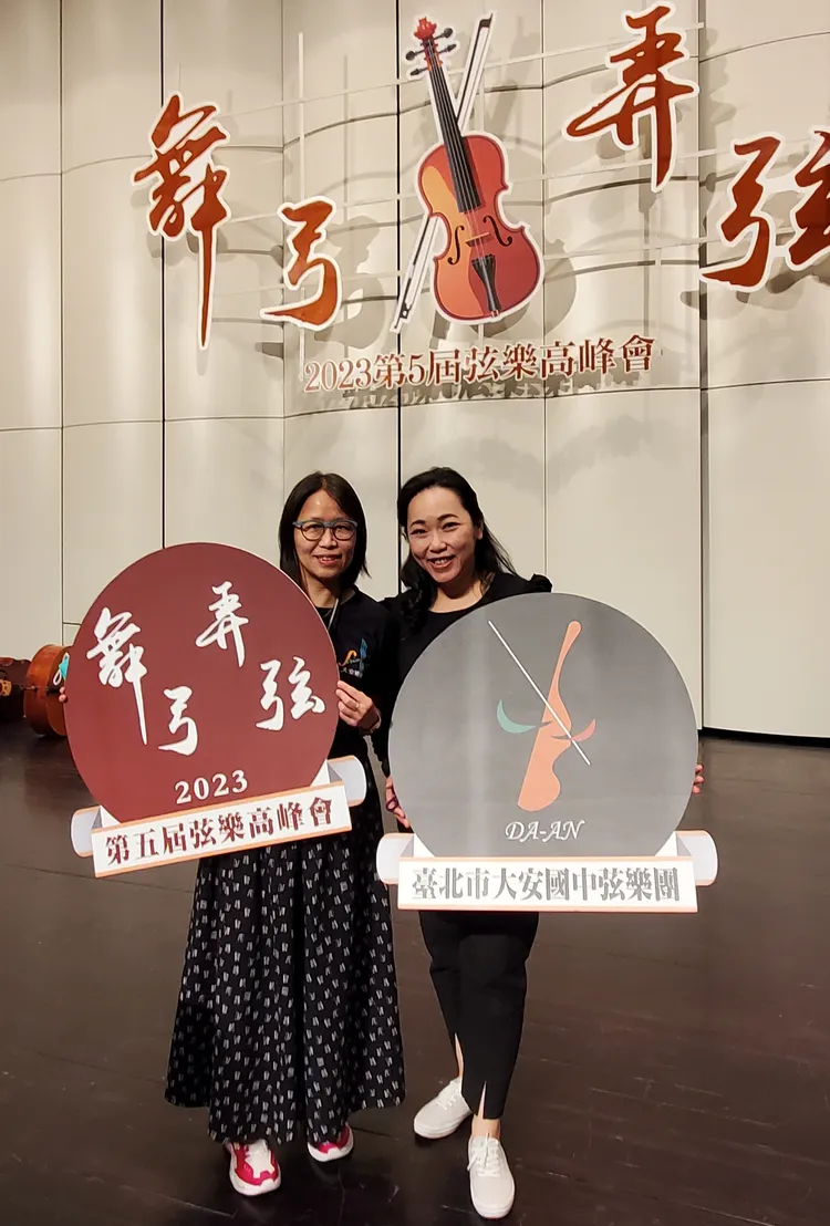 大安國中弦樂團音樂總監黃靖喬(左)與樂團指揮許惠品開心學生們有個難得的體驗。讀者提供