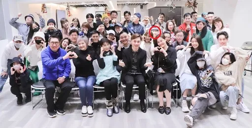 宋逸民夫妻燦笑比愛心揪教友相聚 與小甜甜老公合照「他是新造的人」