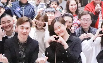 宋晉賢(左四)也在人群中。翻攝自藝起發光