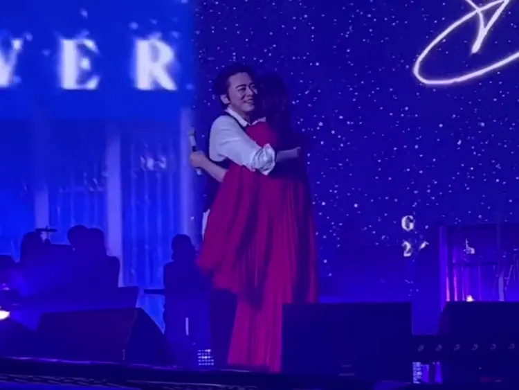 曹政奭（左）送上愛的抱抱安慰GUMMY。翻攝推特