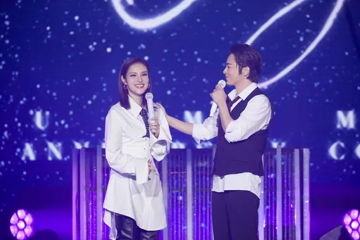 夫妻合體!曹政奭當嘉賓對唱歌后妻 甜誇「真漂亮」送愛的抱抱放閃