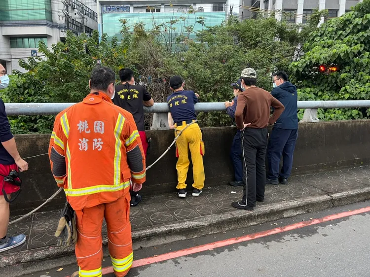警消到場戒備防止意外。樹林警分局提供