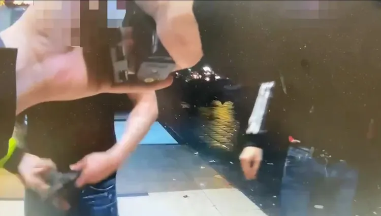 警方制伏持槍的朱男。翻攝畫面