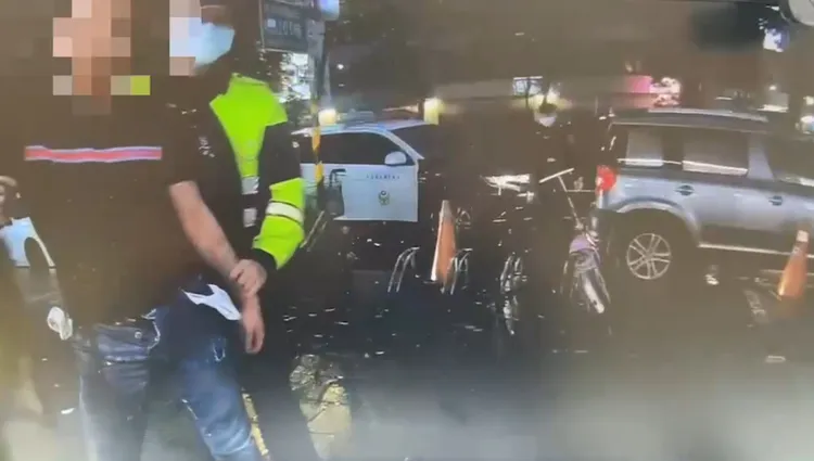 警方逮捕持槍的朱男。翻攝畫面