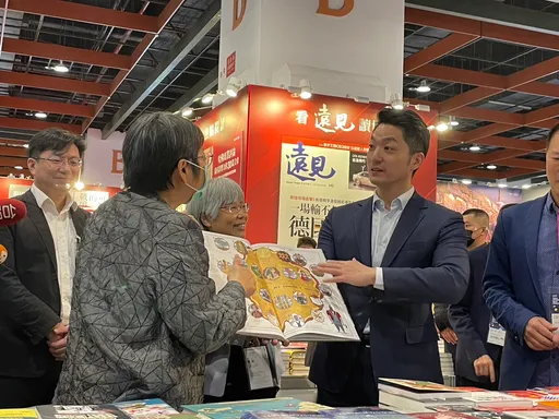 台北國際書展開跑 蔣萬安買城市治理書籍!不忘三寶繪本