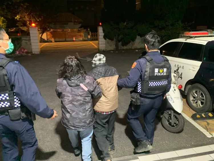 家屬接返家。大園警分局提供