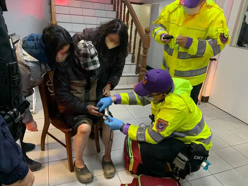 9旬翁寒风中跌倒迟未返家 大园警速速用这招找到人