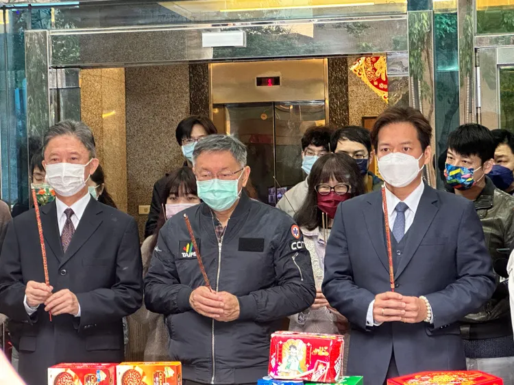 柯文哲（中）與民眾黨立法院黨團總召邱臣遠（右）、黨秘書長周台竹（左）出席新春團拜。潘袁詩羽攝