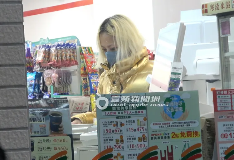 隨後戴愛玲走到便利超商購買紅包袋。特勤中心攝