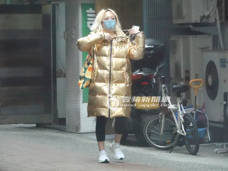 結束健身的戴愛玲頂著素顏，身穿金色大衣羽絨外套相當吸睛。特勤中心攝