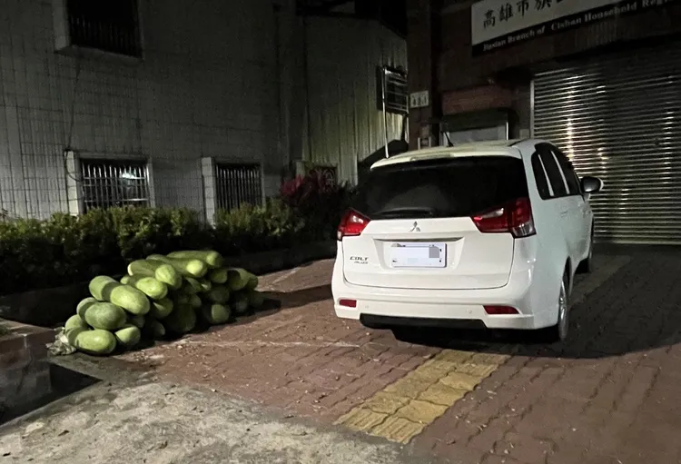 嫌犯車上起出24條冬瓜。翻攝畫面