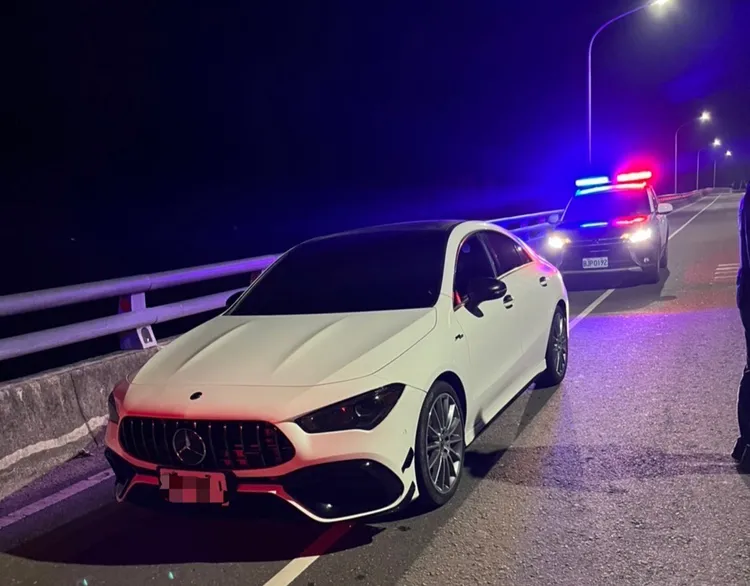 嫌犯開賓士車夥同偷24條冬瓜。翻攝畫面