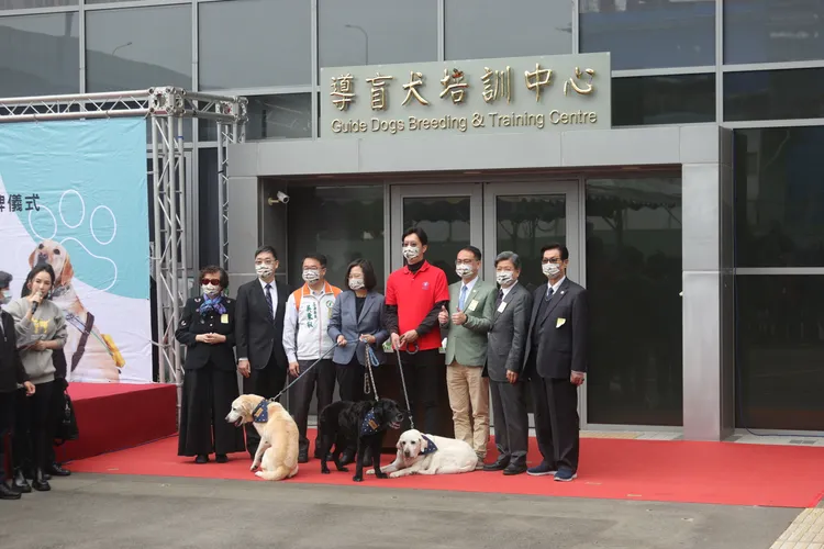蔡總統（左四）也出席活動。惠光導盲犬學校提供