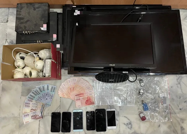 警方查獲保險套、櫃檯內不法所得金額新台幣18600元、手機六隻、電磁鎖、監錄主機。讀者提供