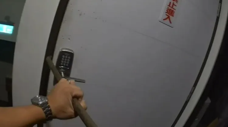 業者在二樓通往三樓的樓梯間設立門鎖，警方破壞密碼鎖，才上到三樓查獲一對男女剛完成半套性交易。讀者提供