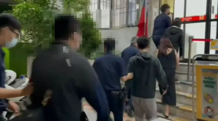 警方控制現場後，將男櫃台等工作人員帶回警局調查。讀者提供