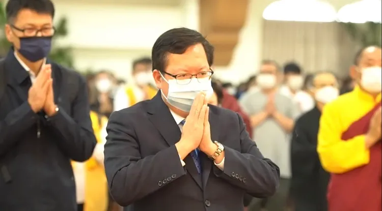 陸委會昨核發星雲法師陸港親友、各界寺友、信眾及宗教人士共計120人入出境許可證，但對中國大陸前宗教事務局局長葉小文部份，則指依援例未予同意。