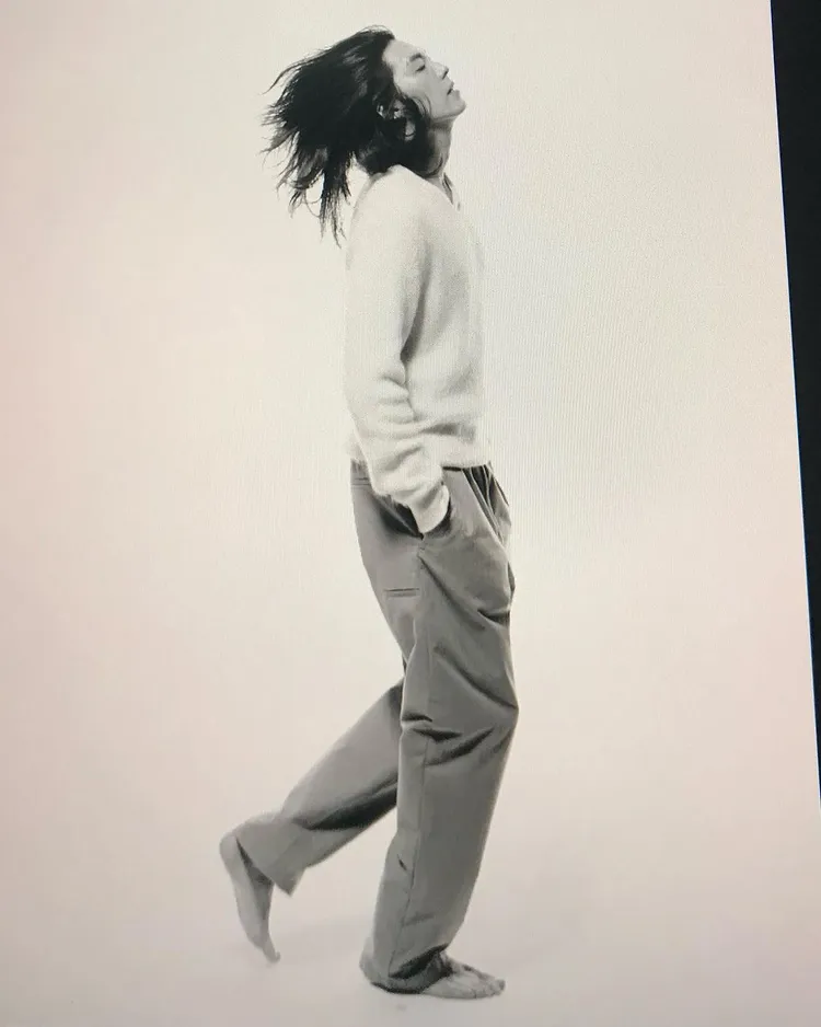 金宇彬在鏡頭前以眼神勾引強烈魅力感，把粉絲電暈。翻攝____kimwoobin IG