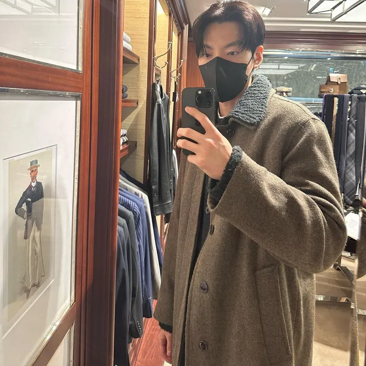 金宇彬身為美國時尚品牌RALPH LAUREN代言人，日前在IG貼出他逛品牌首爾專賣店的自拍照。翻攝____kimwoobin IG