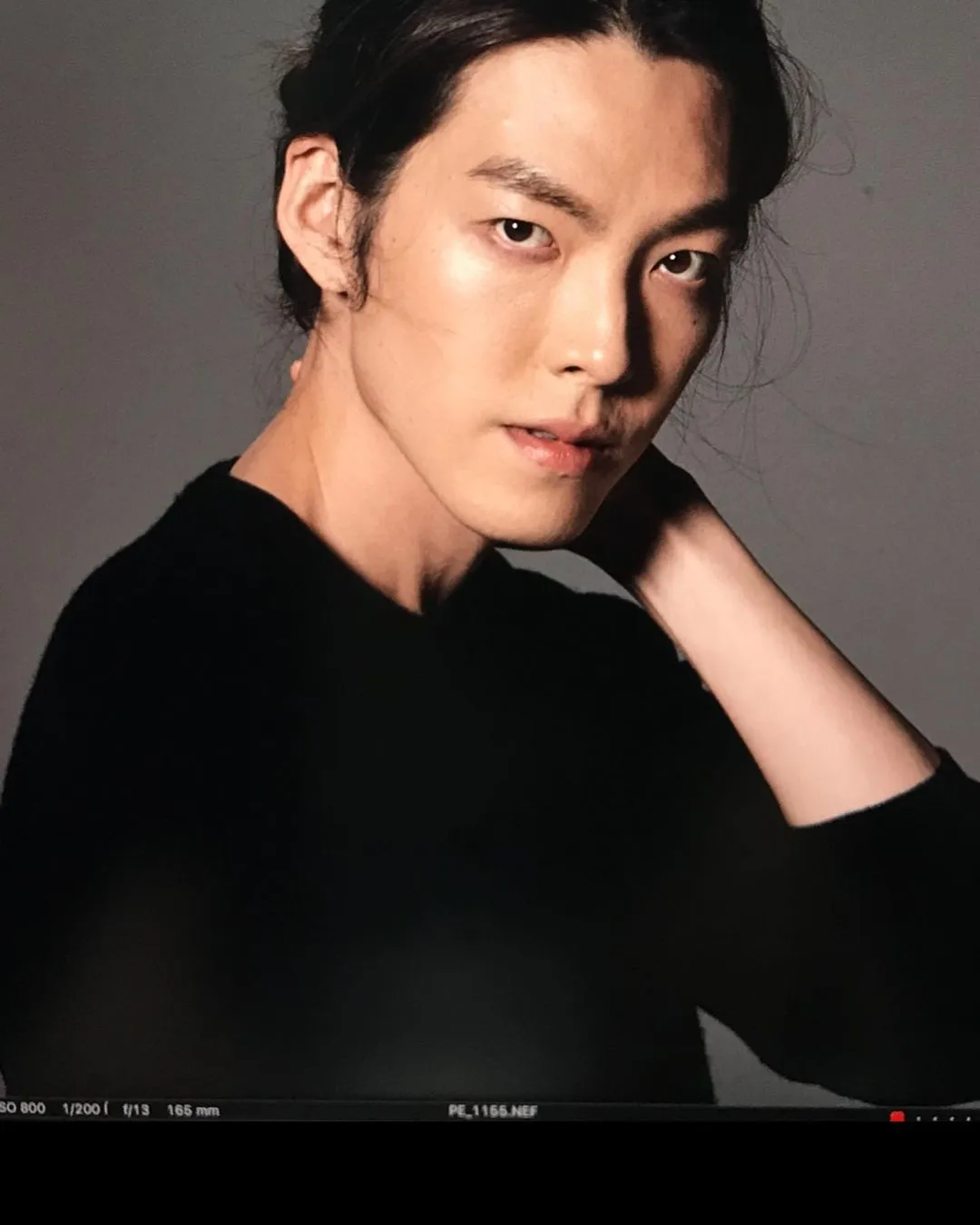 金宇彬在镜头前以眼神勾引强烈魅力感,把粉丝电晕。翻摄____kimwoobin IG