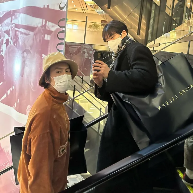 金宇彬（右）背著RALPH LAUREN大包裝袋趴趴走，左為他的好哥兒們李光洙。翻攝____kimwoobin IG