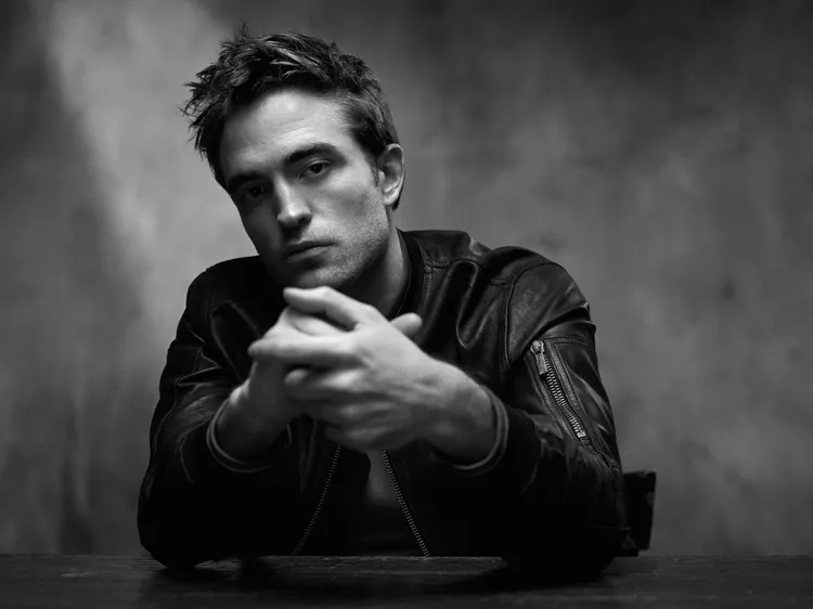 勞勃帕汀森噴上DIOR HOMME香水後，變身「戀愛腦」。品牌提供