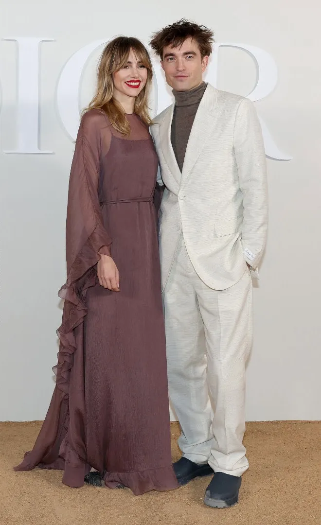 勞勃帕汀森（右）與女友Suki Waterhouse，去年首度合體公開亮相，獻給DIOR在埃及舉辦的男裝秀。品牌提供