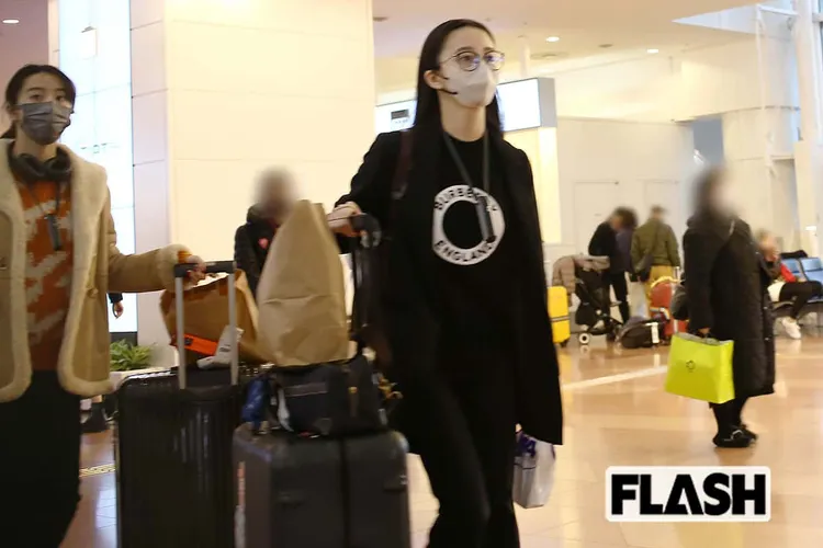 木村心美（右）和妹妹木村光希自己推行李。翻攝FLASH