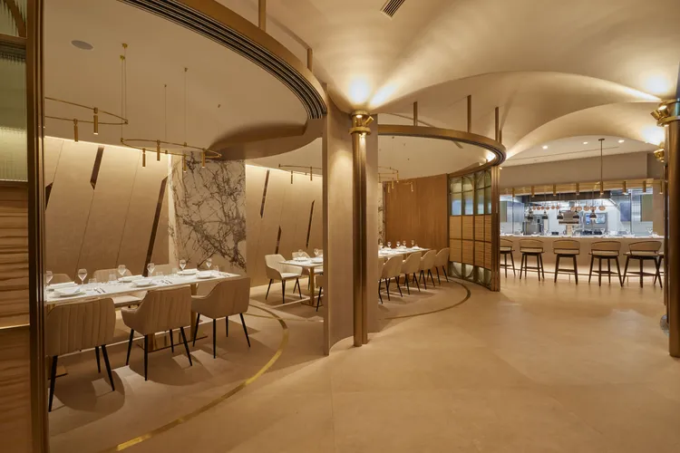 空間設計以現代風格解構義大利傳統建築，像是教堂圓拱天花板、比薩斜塔及羅馬競技場。業者提供