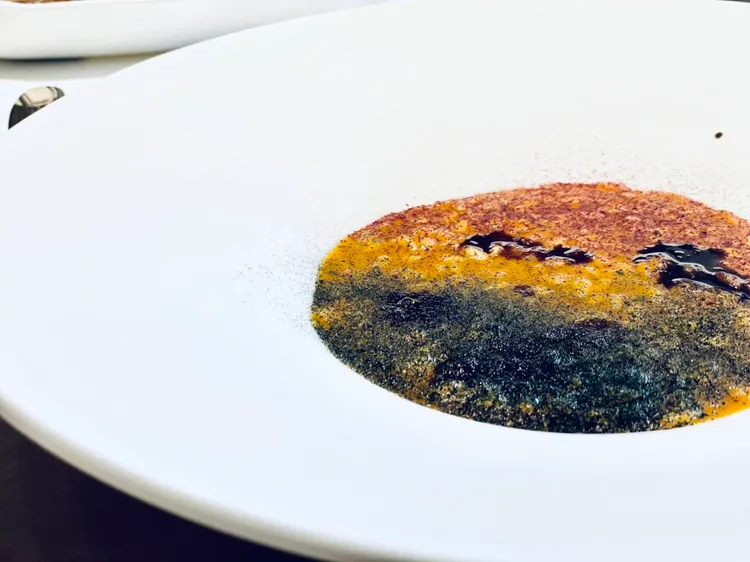 RISOTTO燉飯「石狗公魚燉飯、鹽膚木、若布、義式魚露」。曾仲葳攝